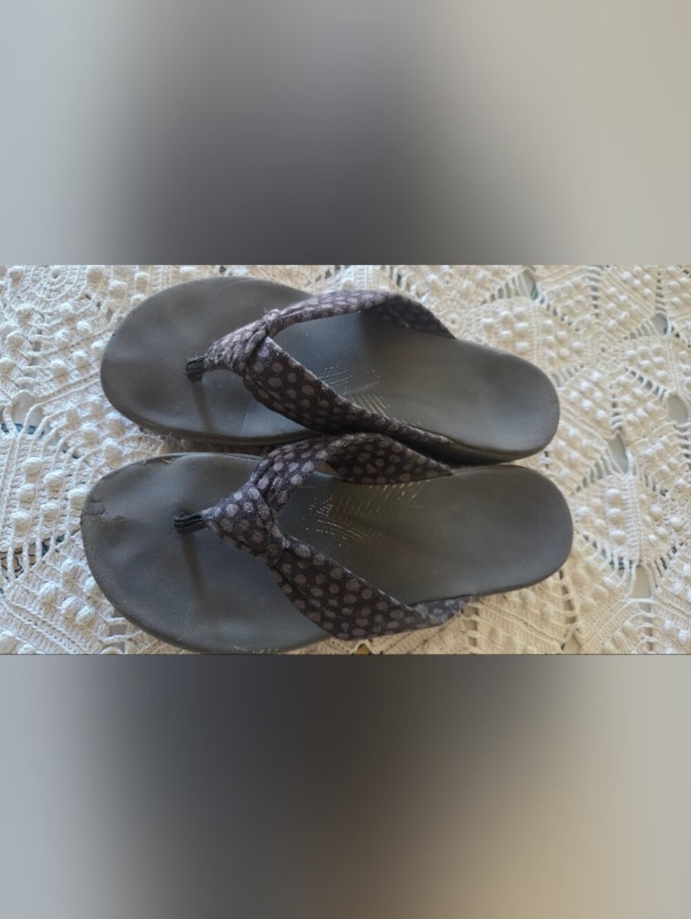 Clark's Cloudsteppers Grey Polka Dot On Black Supercomfy Flip Flops